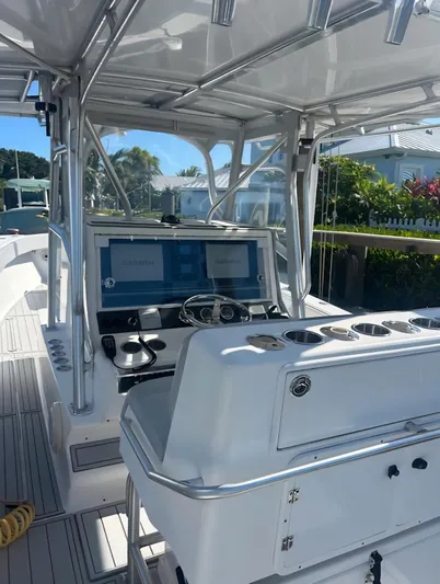  Yacht Photos Pics 2006 SeaVee 340 boat cockpit with modern controls and spacious seating.