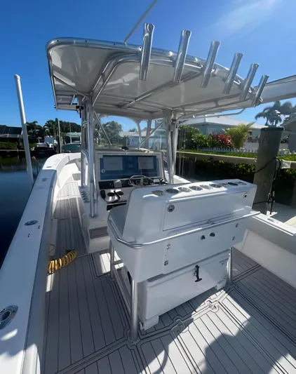  Yacht Photos Pics 2006 SeaVee 340 boat with sleek design, spacious deck, and modern controls.