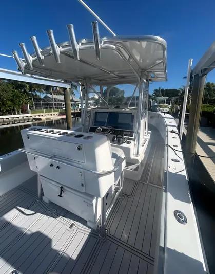  Yacht Photos Pics 2006 SeaVee 340 boat with center console, rod holders, and dual screens, docked under clear skies.