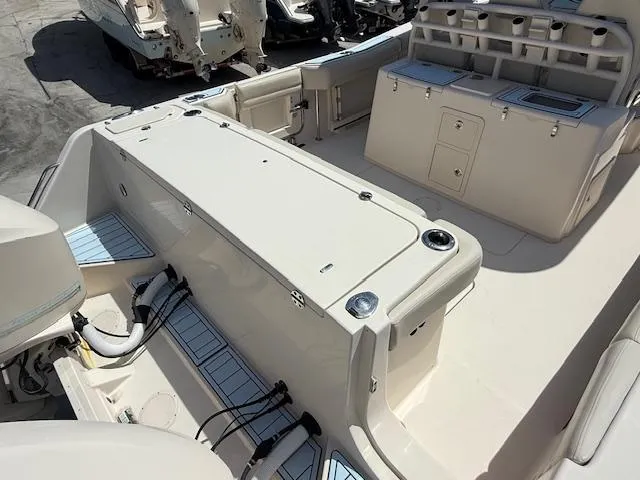 336-311 Brokerage Ron Yacht Photos Pics 2018 Grady-White Canyon 336 boat interior with storage and seating areas.