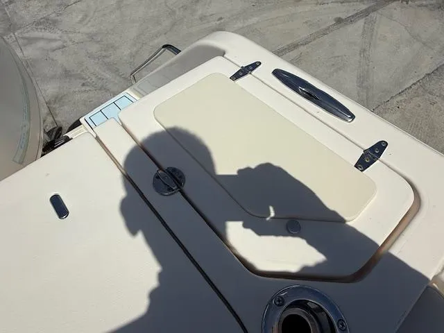 336-311 Brokerage Ron Yacht Photos Pics 2018 Grady-White Canyon 336 boat deck with hatch and hardware.