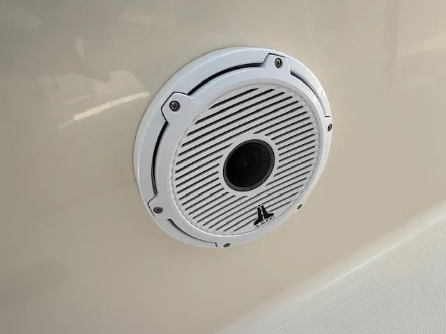 336-311 Brokerage Ron Yacht Photos Pics White speaker on 2018 Grady-White Canyon 336 boat.