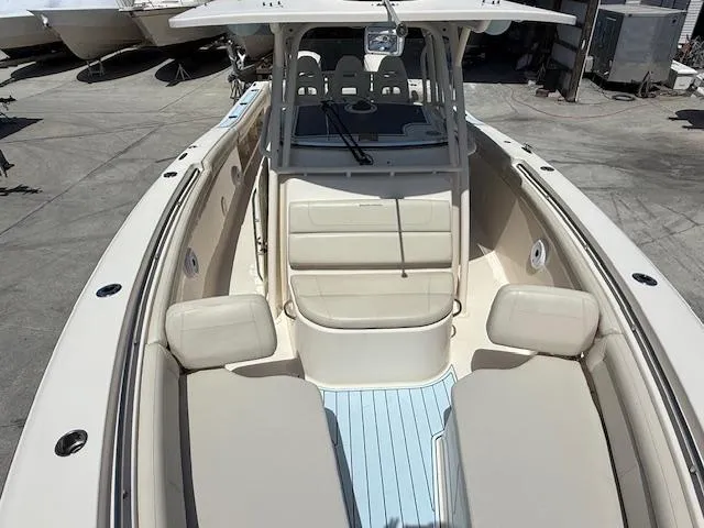 336-311 Brokerage Ron Yacht Photos Pics 2018 Grady-White Canyon 336 boat interior with seating and console.