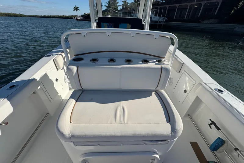  Yacht Photos Pics 2021 Sea Hunt Gamefish 30 Forward Seating boat interior with white cushioned seats.