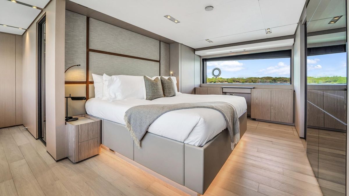 2022 Ferretti Yachts 98 