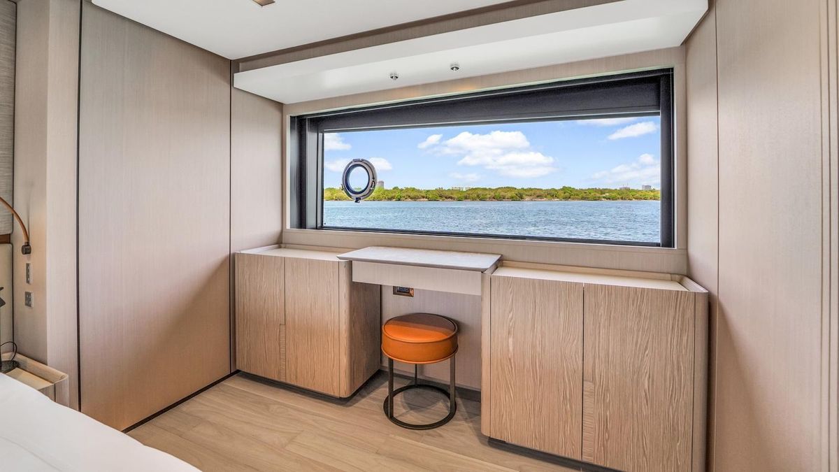 2022 Ferretti Yachts 98 