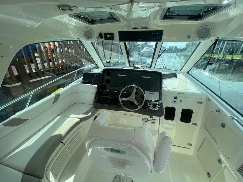 2011 Boston Whaler 345 Conquest