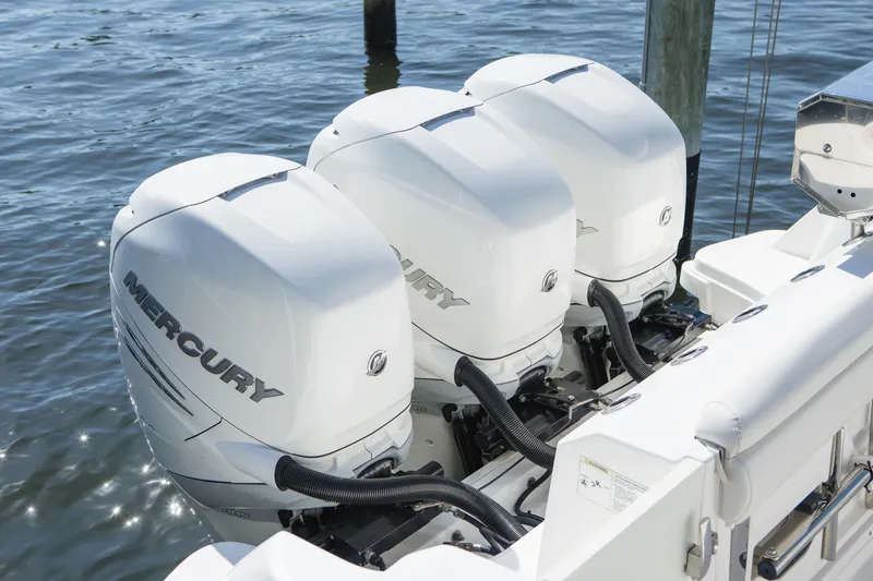 35 Boston Whaler Yacht Photos Pics Boston Whaler 35 - Triple Mercury 350 Engines