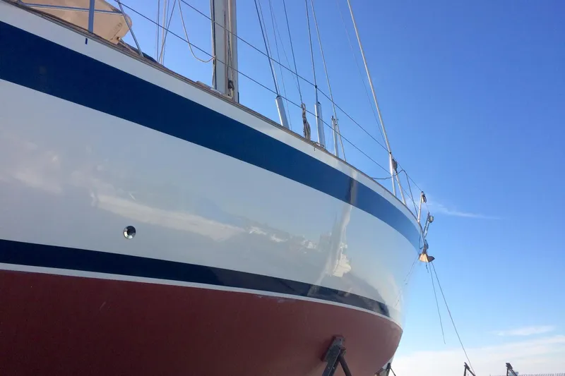 Challanger Yacht Photos Pics Sailboat Hallberg-Rassy 45, 1992 model, with blue and white hull against clear sky.
