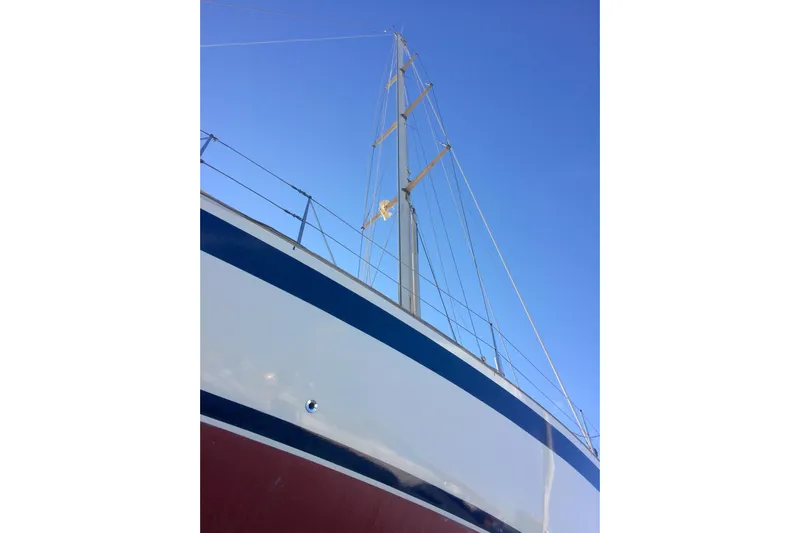 Challanger Yacht Photos Pics 1992 Hallberg-Rassy 45 sailboat mast against clear blue sky.