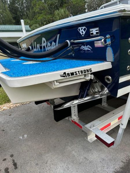 2004 Jupiter 31 Center Console