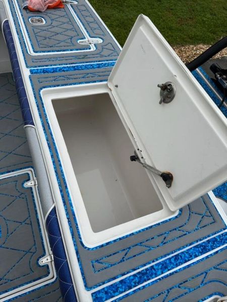 2004 Jupiter 31 Center Console