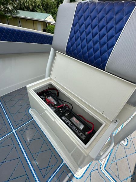 2004 Jupiter 31 Center Console