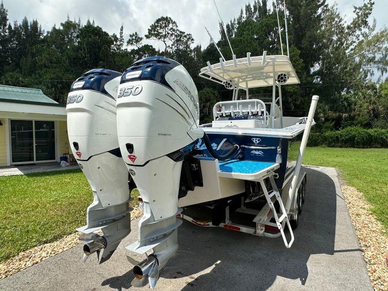 2004 Jupiter 31 Center Console