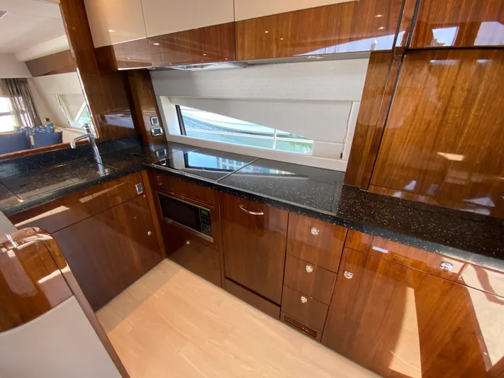 Lady S Yacht Photos Pics 18_2017 Fairline 65 Squadron_Interior 5