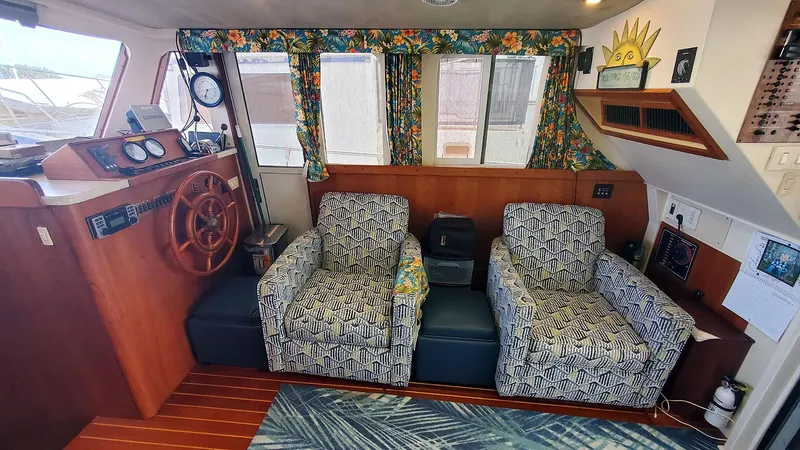 Val Halla Yacht Photos Pics Main Cabin Starboard