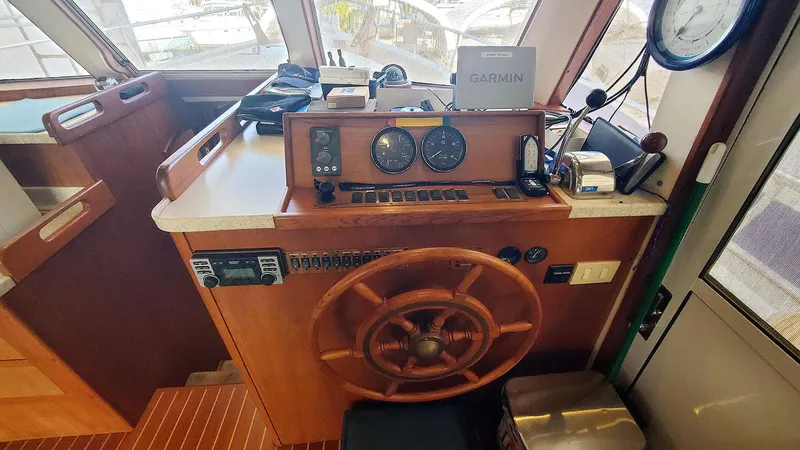 Val Halla Yacht Photos Pics Main Cabin Lower Helm