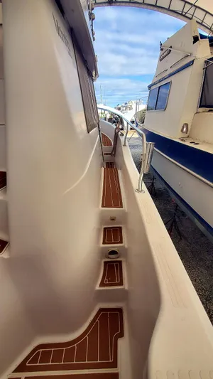 Val Halla Yacht Photos Pics Starboard Side Walkway