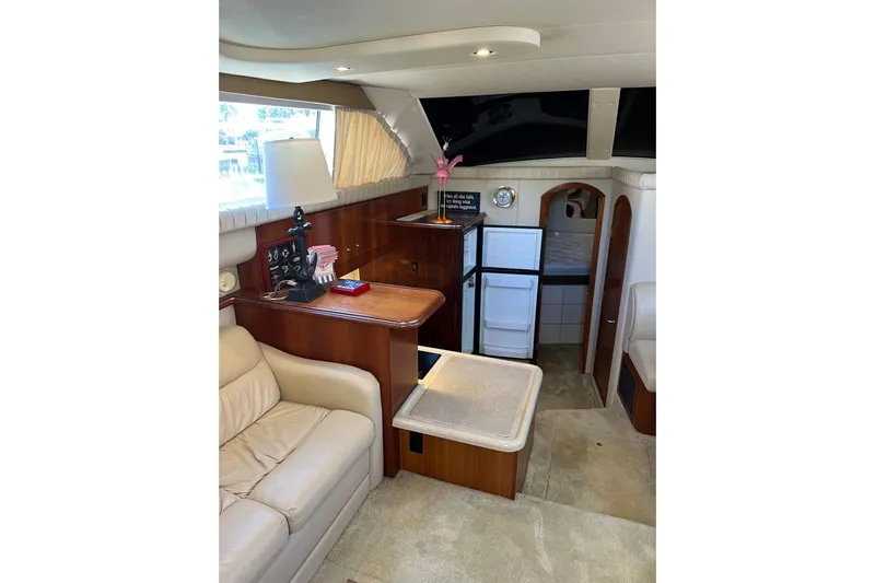 Quick X Yacht Photos Pics Luxurious interior of 2004 Cruisers Yachts 3750 Motoryacht with elegant furnishings.