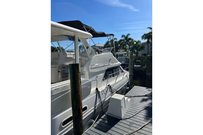 Quick X Yacht Photos Pics 2004 Cruisers Yachts 3750 Motoryacht docked under clear blue sky.