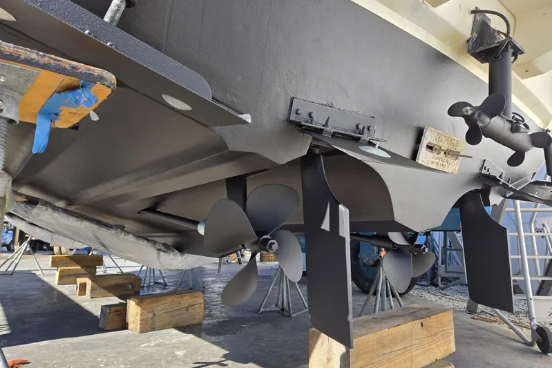 Quick X Yacht Photos Pics 2004 Cruisers Yachts 3750 Motoryacht under maintenance, showcasing propellers and hull details.