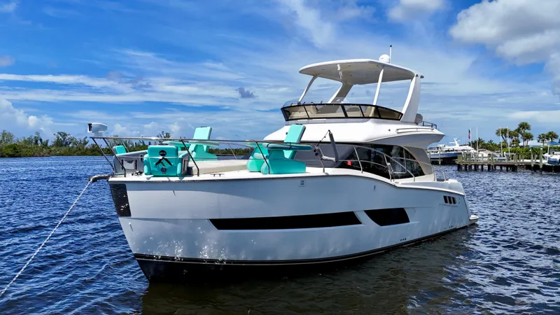 Seas The Day Yacht Photos Pics 2017 Carver - Exterior profile on the water