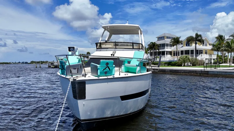 Seas The Day Yacht Photos Pics 2017 Carver - Exterior profile on the water