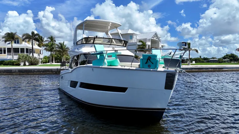 Seas The Day Yacht Photos Pics 2017 Carver - Exterior profile on the water