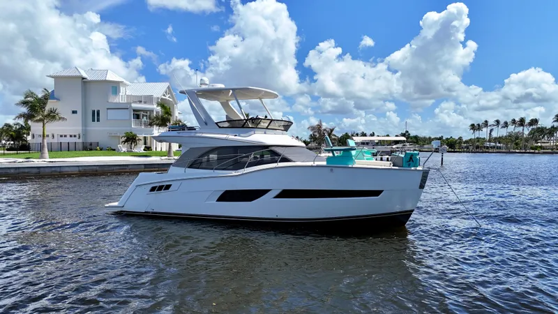 Seas The Day Yacht Photos Pics 2017 Carver - Exterior profile on the water