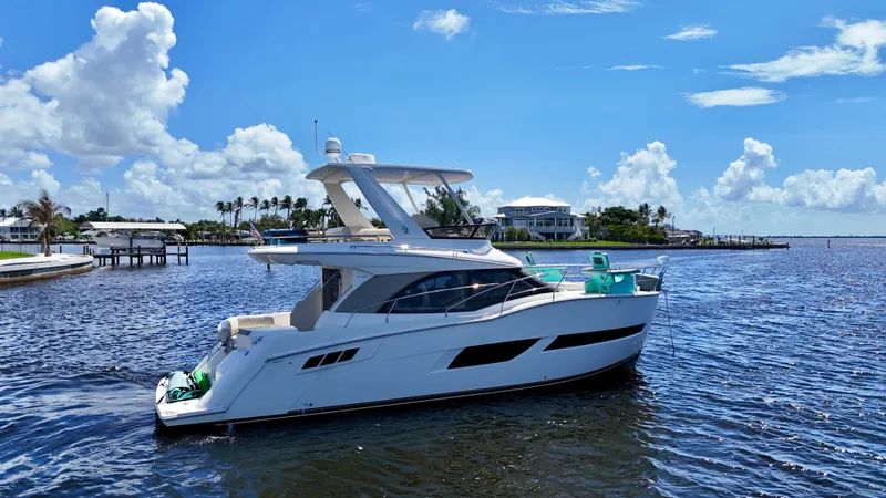 Seas The Day Yacht Photos Pics 2017 Carver - Exterior profile on the water