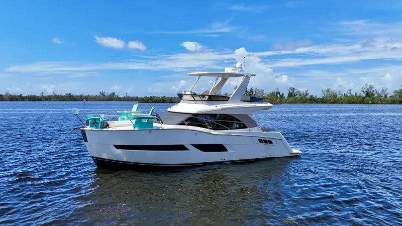 Seas The Day Yacht Photos Pics 2017 Carver - Exterior profile on the water