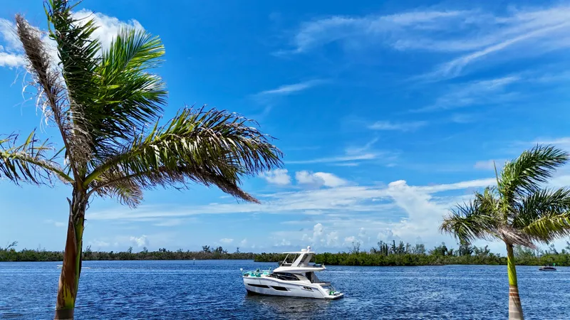 Seas The Day Yacht Photos Pics 2017 Carver - Exterior profile on the water