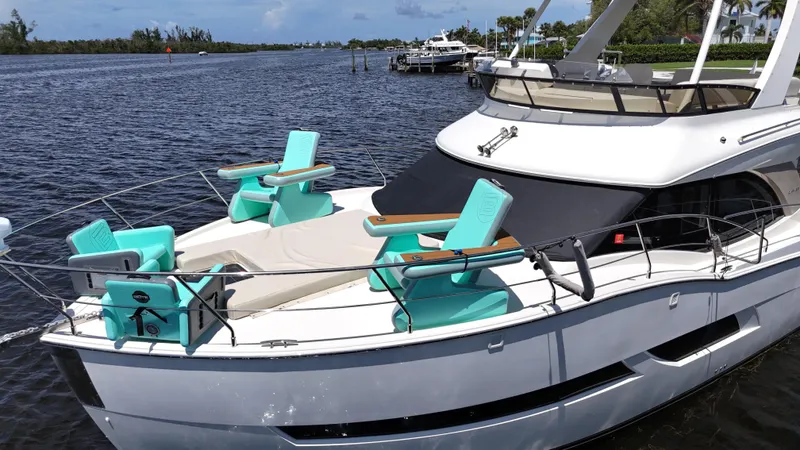 Seas The Day Yacht Photos Pics 2017 Carver - Exterior profile on the water