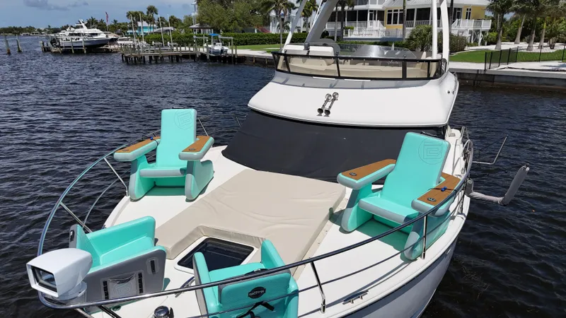 Seas The Day Yacht Photos Pics 2017 Carver - Exterior profile on the water