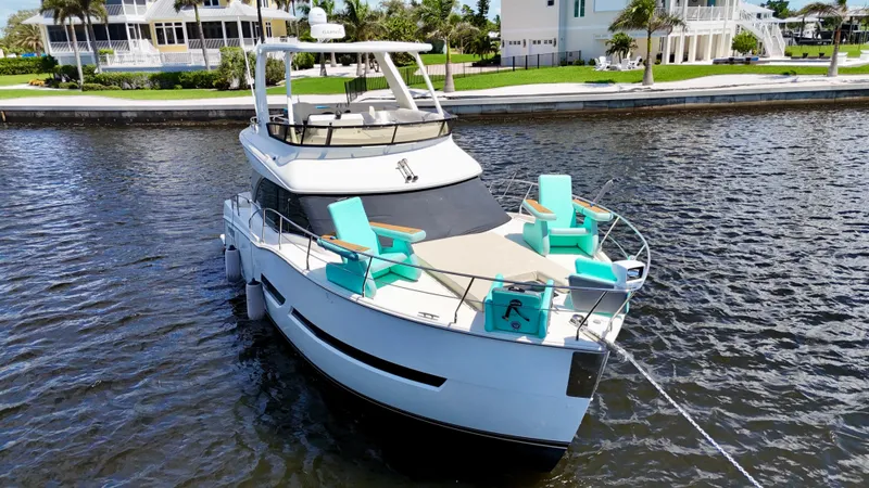 Seas The Day Yacht Photos Pics 2017 Carver - Exterior profile on the water