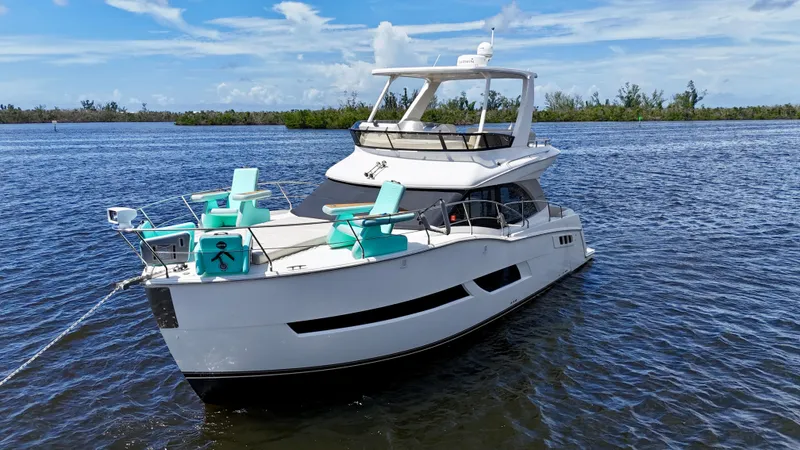 Seas The Day Yacht Photos Pics 2017 Carver - Exterior profile on the water