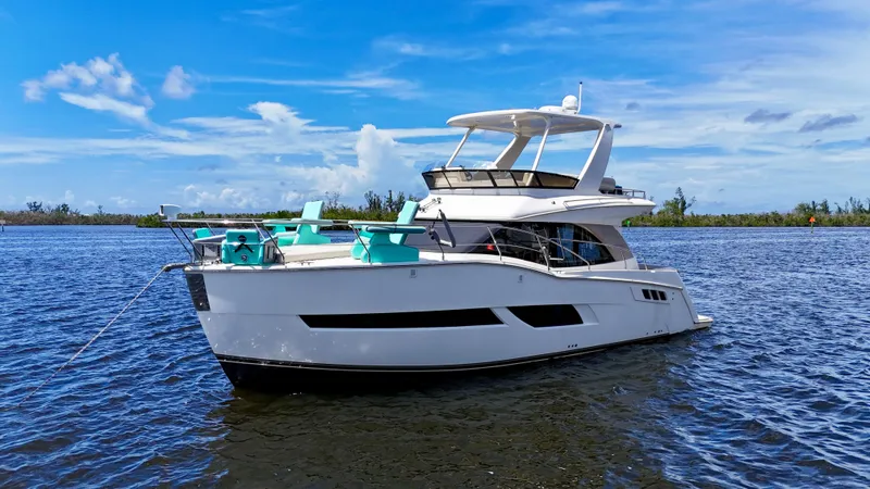 Seas The Day Yacht Photos Pics 2017 Carver - Exterior profile on the water