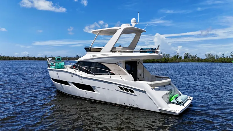 Seas The Day Yacht Photos Pics 2017 Carver - Exterior profile on the water