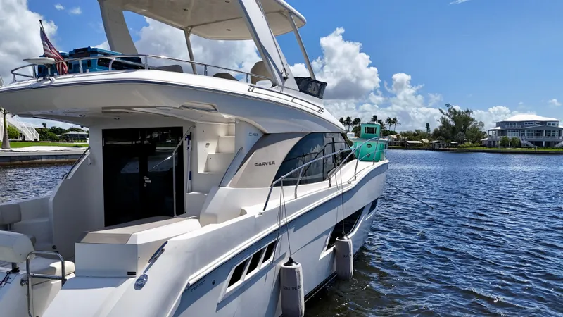 Seas The Day Yacht Photos Pics 2017 Carver - Exterior profile on the water