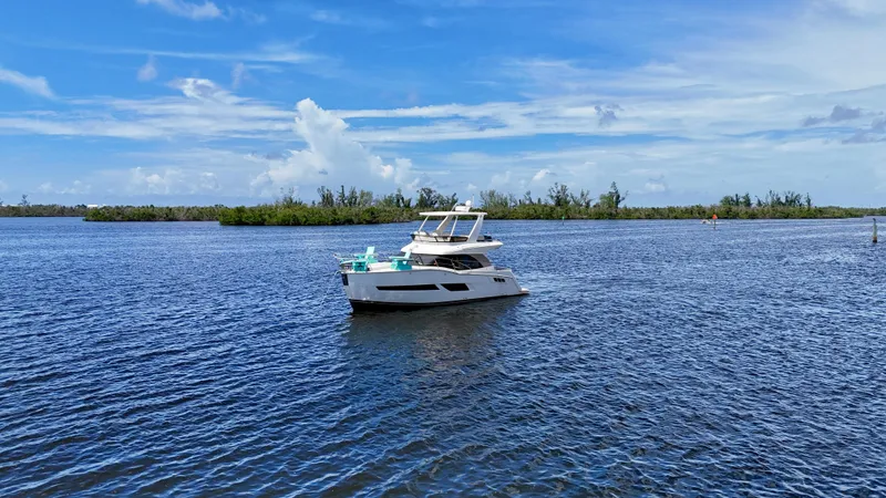 Seas The Day Yacht Photos Pics 2017 Carver - Exterior profile on the water