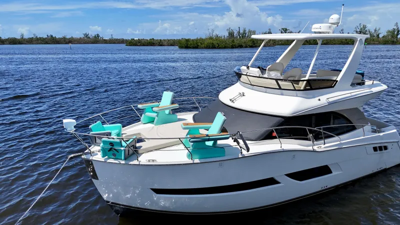 Seas The Day Yacht Photos Pics 2017 Carver - Exterior profile on the water