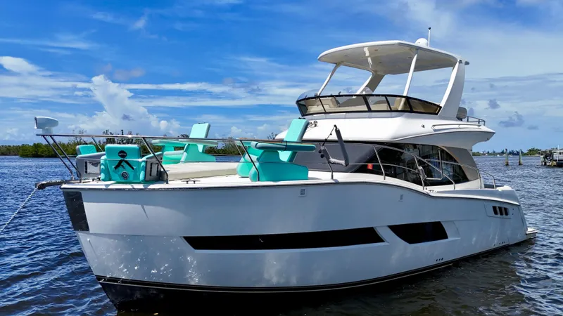 Seas The Day Yacht Photos Pics 2017 Carver - Exterior profile on the water