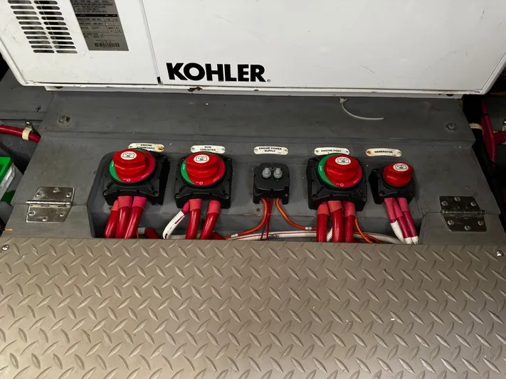 Seas The Day Yacht Photos Pics 2017 Carver - Engine room