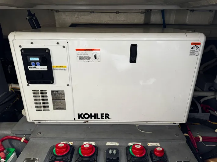 Seas The Day Yacht Photos Pics 2017 Carver - Engine room