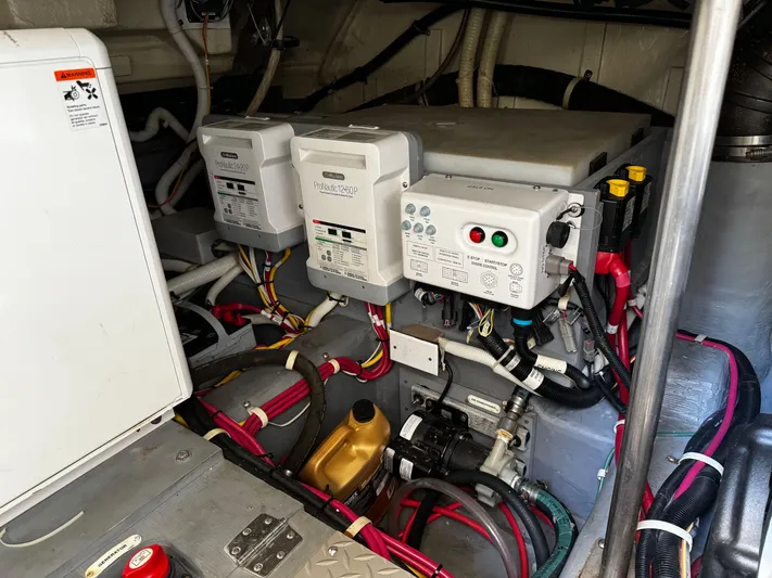 Seas The Day Yacht Photos Pics 2017 Carver - Engine room