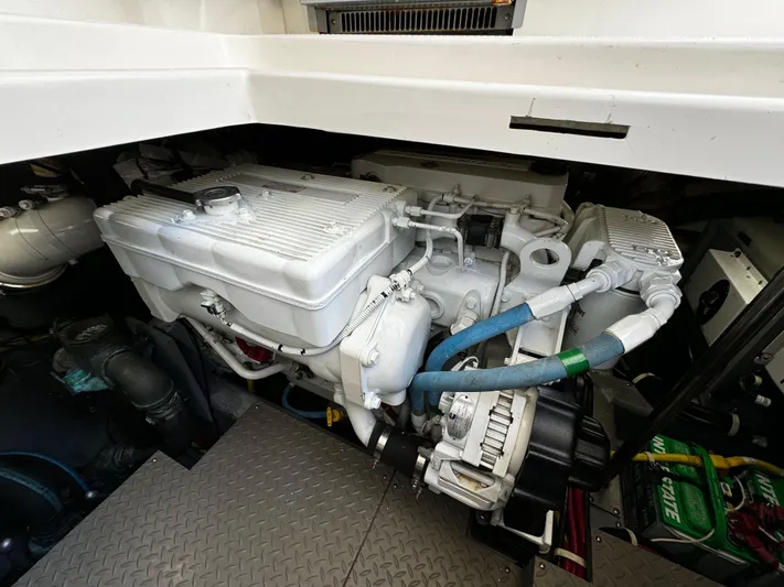 Seas The Day Yacht Photos Pics 2017 Carver - Engine room