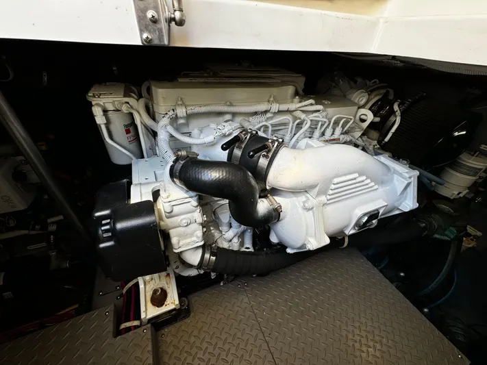 Seas The Day Yacht Photos Pics 2017 Carver - Engine room