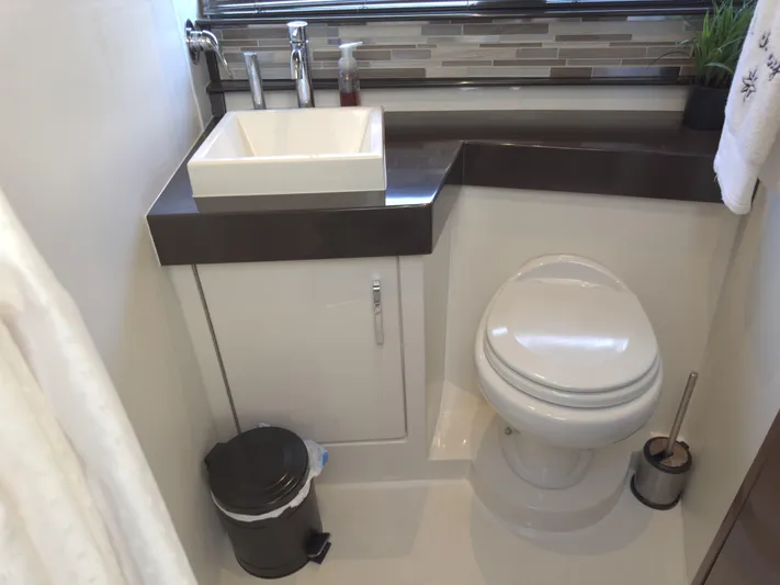 Seas The Day Yacht Photos Pics 2017 Carver - Forward head