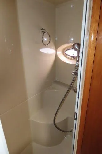 Gemini Yacht Photos Pics 2004 Cruisers Yachts 405 Express Motoryacht bathroom with shower and porthole window.