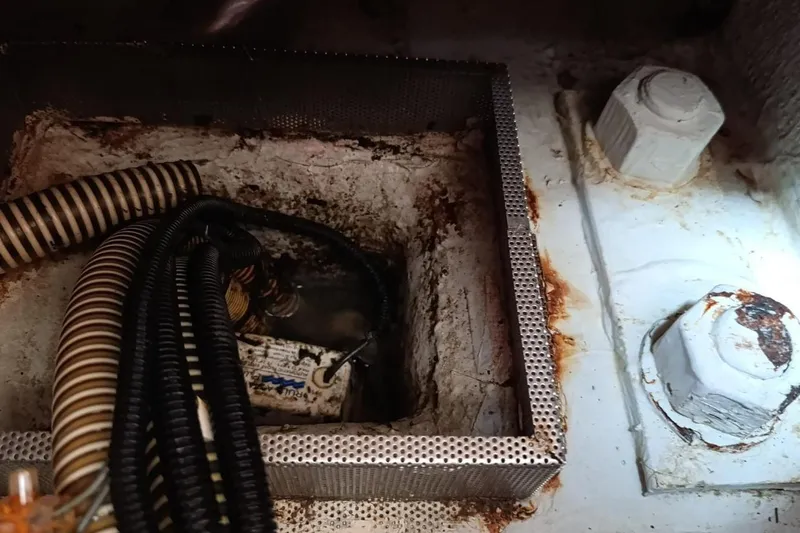  Yacht Photos Pics Engine compartment of a 2004 Jeanneau Sun Odyssey 43, showing wiring and rust details.
